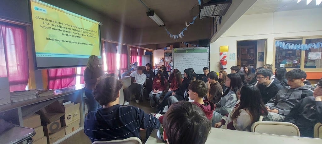 Estudiantes de sexto año de Rawson aprendieron a preparar su CV y afrontar entrevistas laborales
