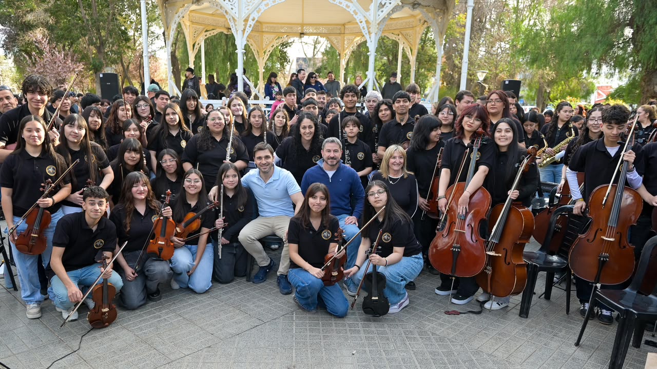 Torres acompañó el último ensayo de la Orquesta del barrio INTA antes de su presentación en el Teatro Colón