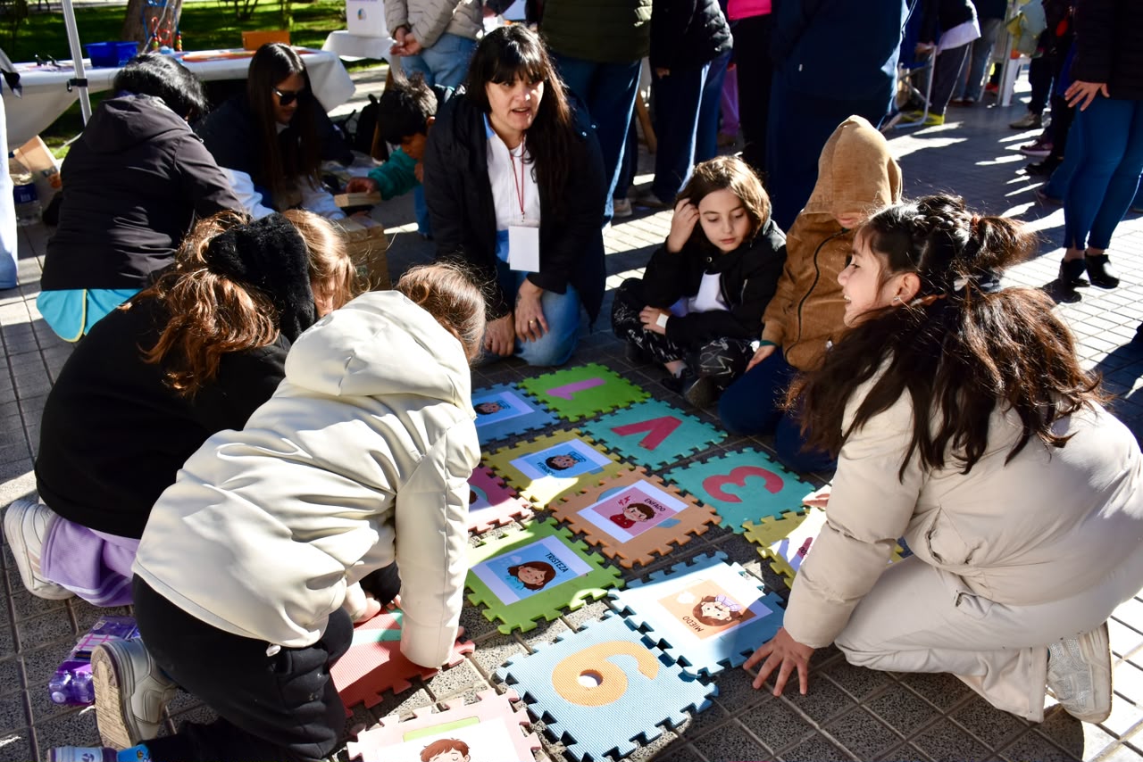 El Municipio de Trelew celebró el Día de la Sanidad con una jornada de promoción y prevención en la Plaza Independencia