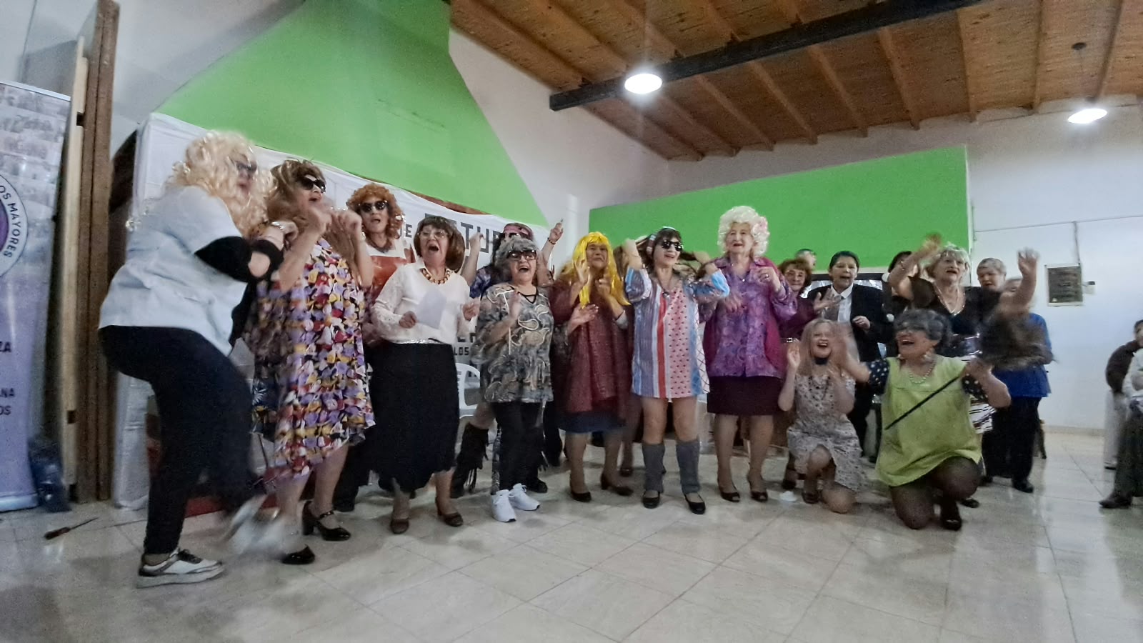 Personas mayores y sus familias compartieron una jornada artística y recreativa por sus derechos en Rawson