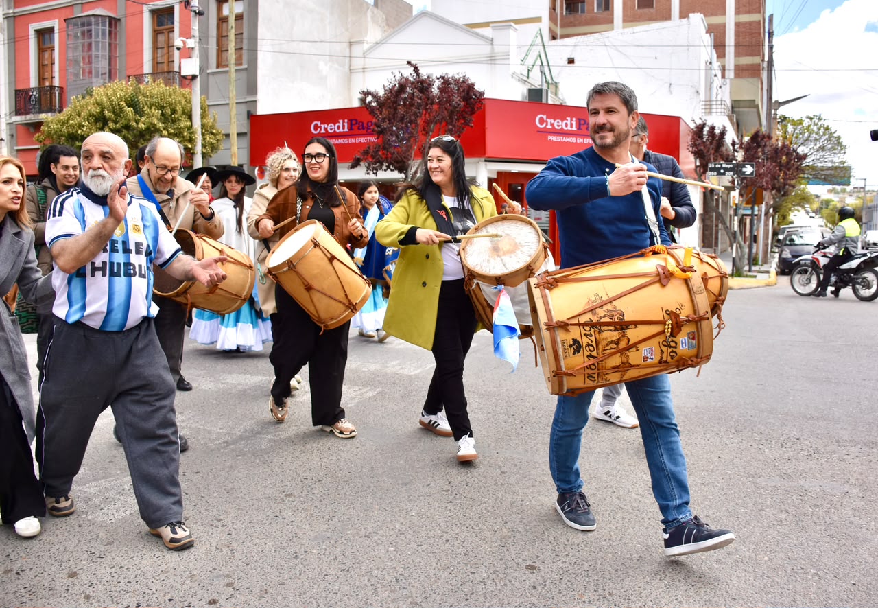 Trelew concentró las tradiciones de distintas provincias en la novena Marcha de los Bombos