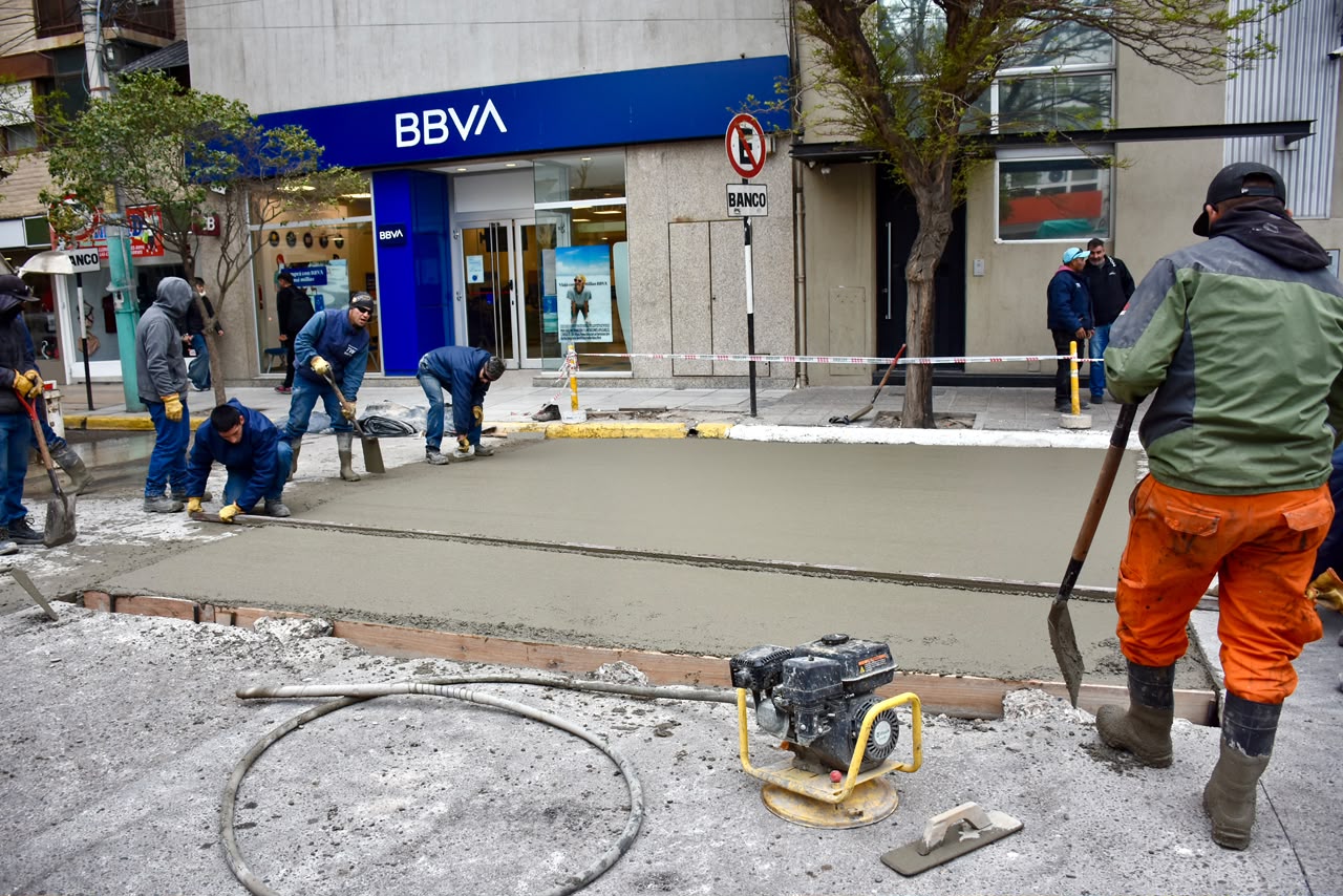 La Municipalidad realiza nuevas reparaciones de hormigón que mejoran la circulación en el barrio «Raúl Alfonsín»