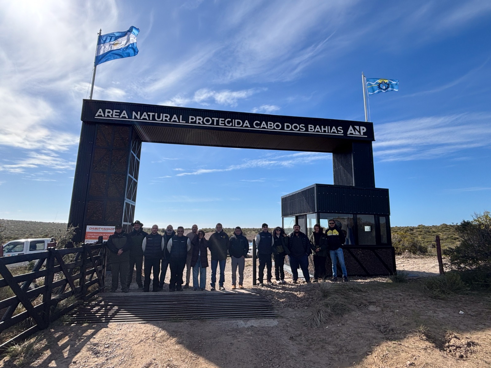 Provincia fortalece la infraestructura turística de Cabo Dos Bahías con un nuevo pórtico de acceso