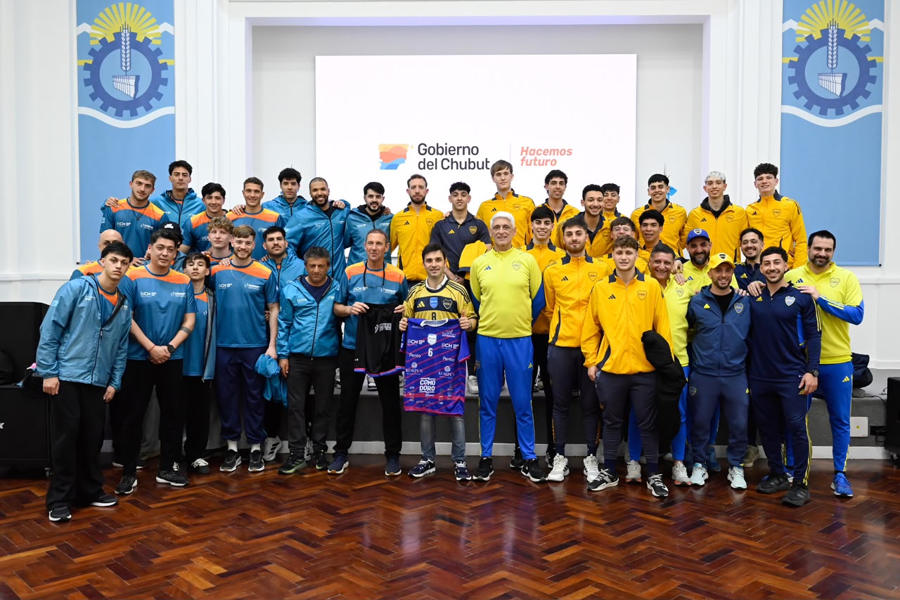 En el marco del aniversario de Trelew, Torres recibió a los planteles de Boca Juniors y Waiwen que disputarán dos encuentros de vóley de primer nivel