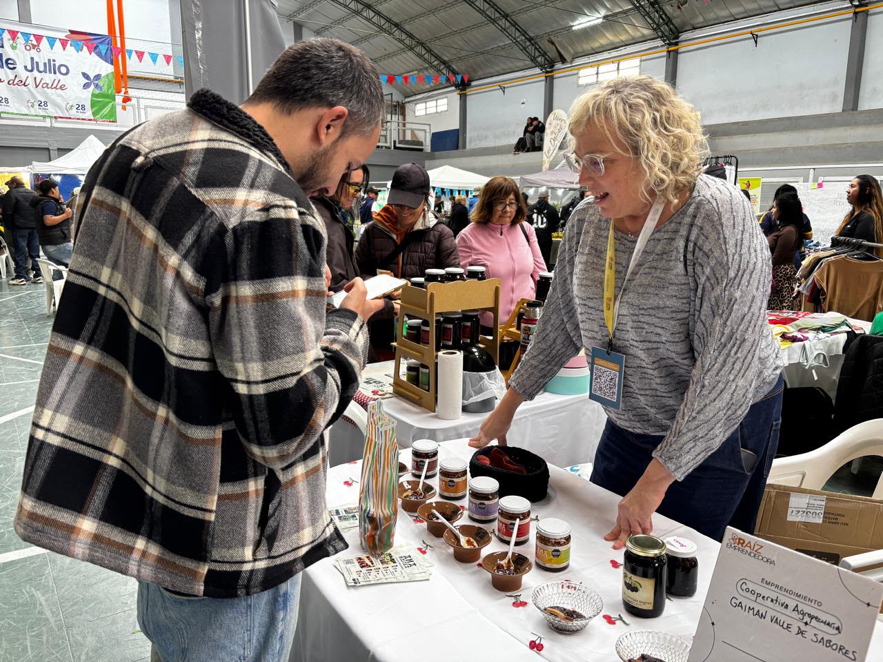 Mujeres emprendedoras de la provincia exhiben sus producciones en el marco del Telebingo Deportivo Solidario