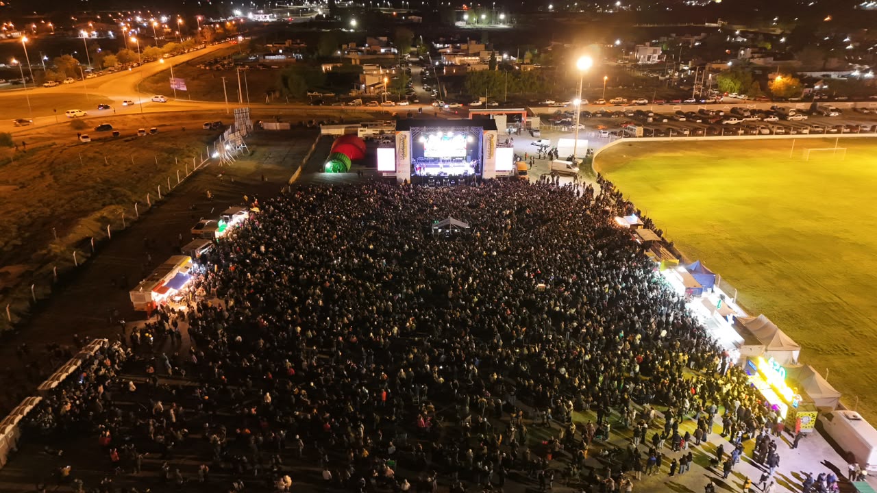 Más de 30 mil personas celebraron los 140 años de Trelew con una multitudinaria Fiesta del Pingüino y el Telebingo Solidario Deportivo