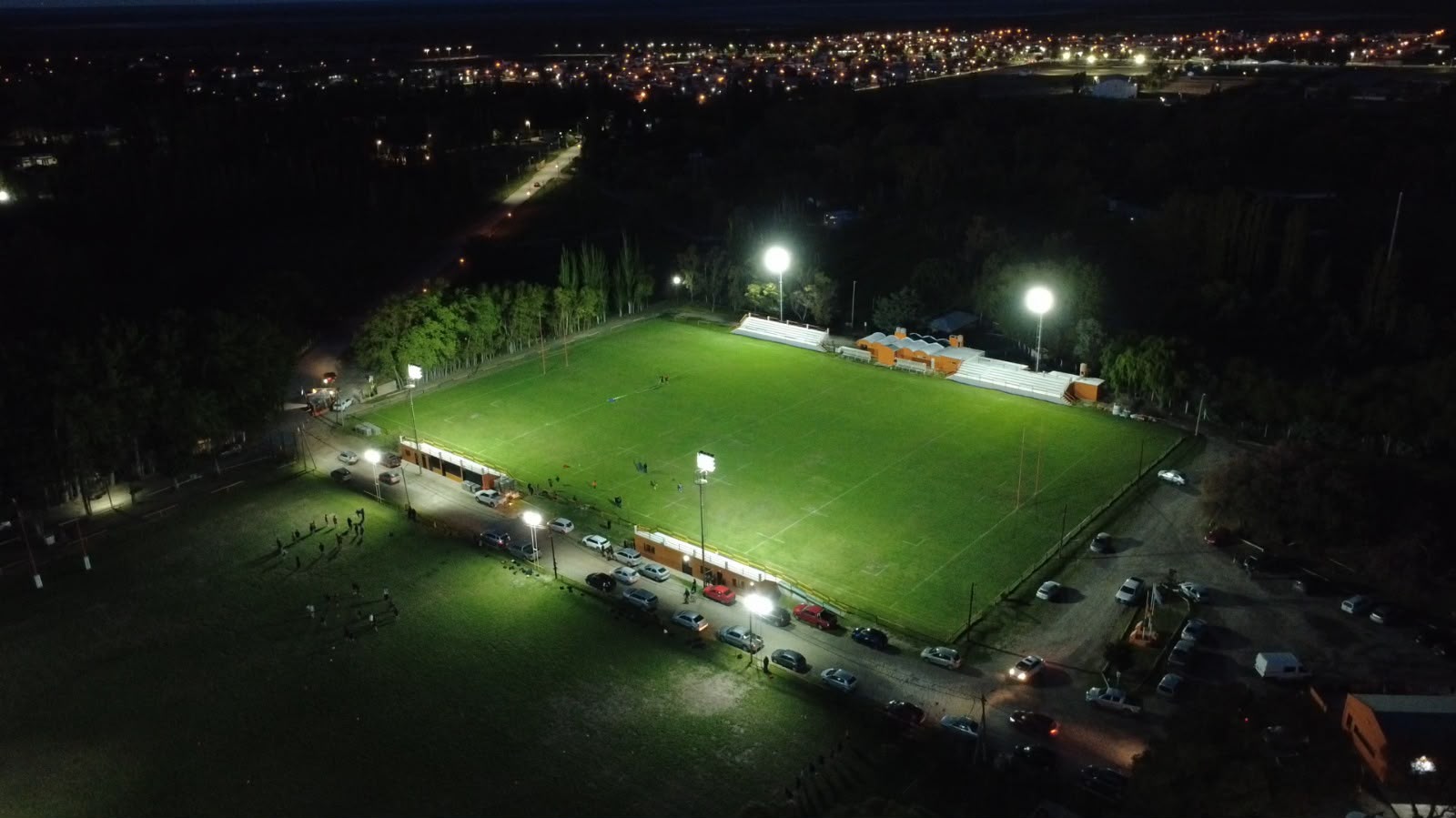 Plan Galina: Torres inauguró la nueva iluminación del estadio de Bigornia y destacó las obras que se ejecutan en 11 clubes de Rawson