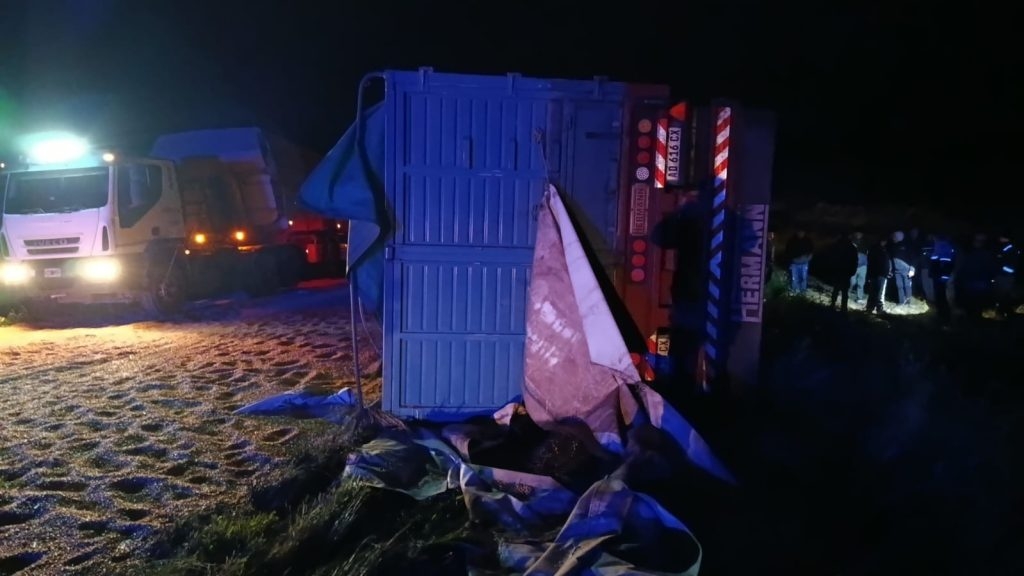 Vuelco de un camión en ruta 33
