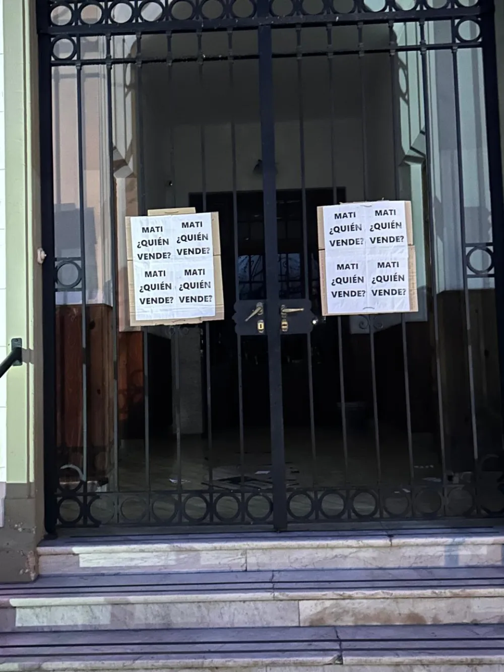 “Mati, ¿quién vende?”: aparecieron carteles contra el intendente Matías Nebot antes de una sesión clave en Pigüé