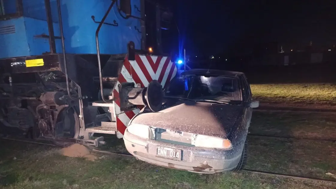 Bahia Blanca – Milagro: fueron arrastrados 100 metros por el tren y salieron ilesos