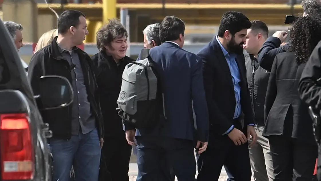 Milei ya está en Bahía Blanca y recorre la zona industrial antes de un encuentro con militantes