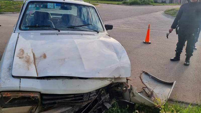 Robó un auto de un vivero en Pigüé, escapó ocho cuadras y terminó chocando contra un cordón
