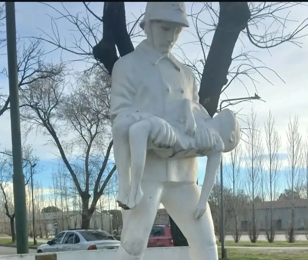 Los Bomberos Voluntarios de Pigüé piden cuidar el Monumento al Bombero tras sufrir daños