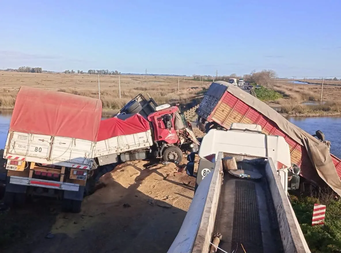 Tragedia en la Ruta 51: cuatro camiones chocaron sobre el puente del Arroyo Saladillo y murió un chofer