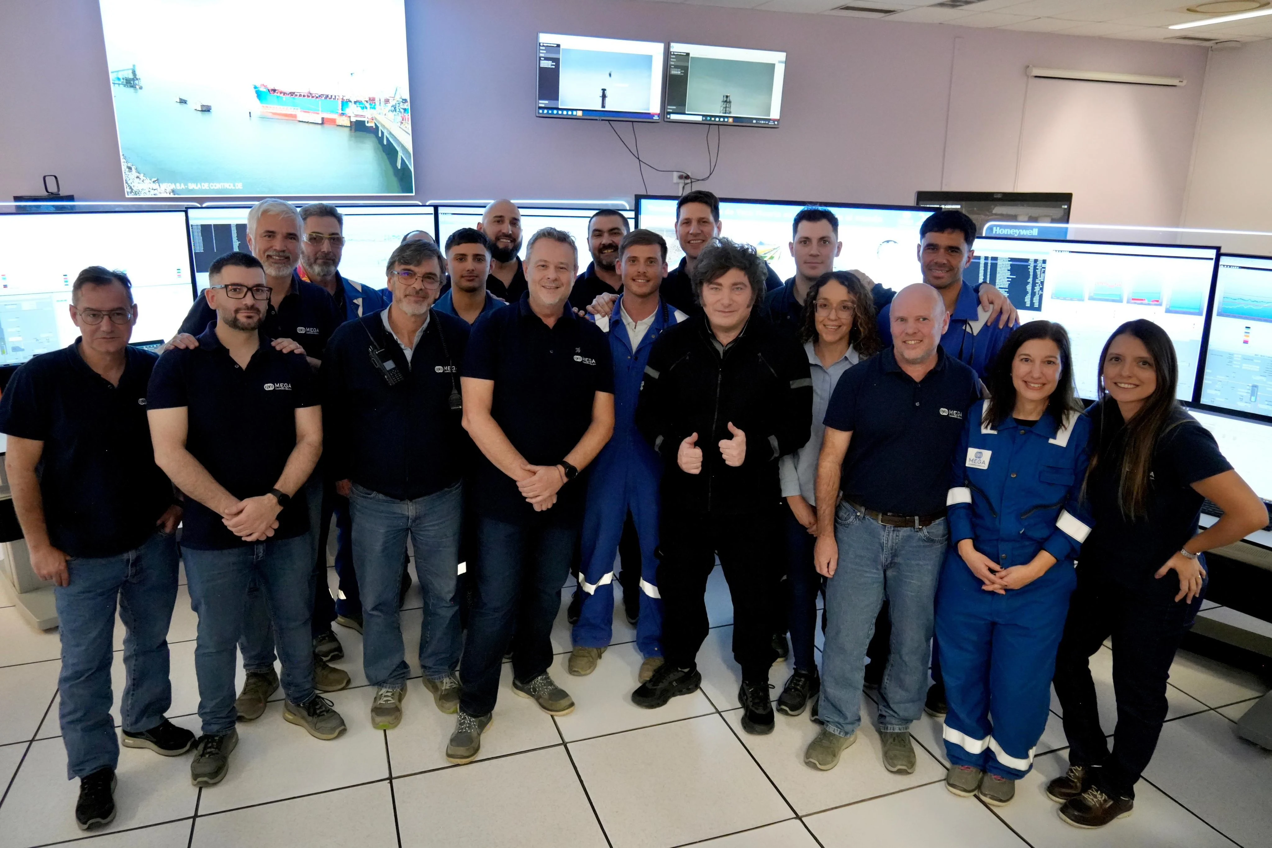 Milei visitó MEGA S.A. y destacó una inversión de US$ 365 millones en Bahía Blanca