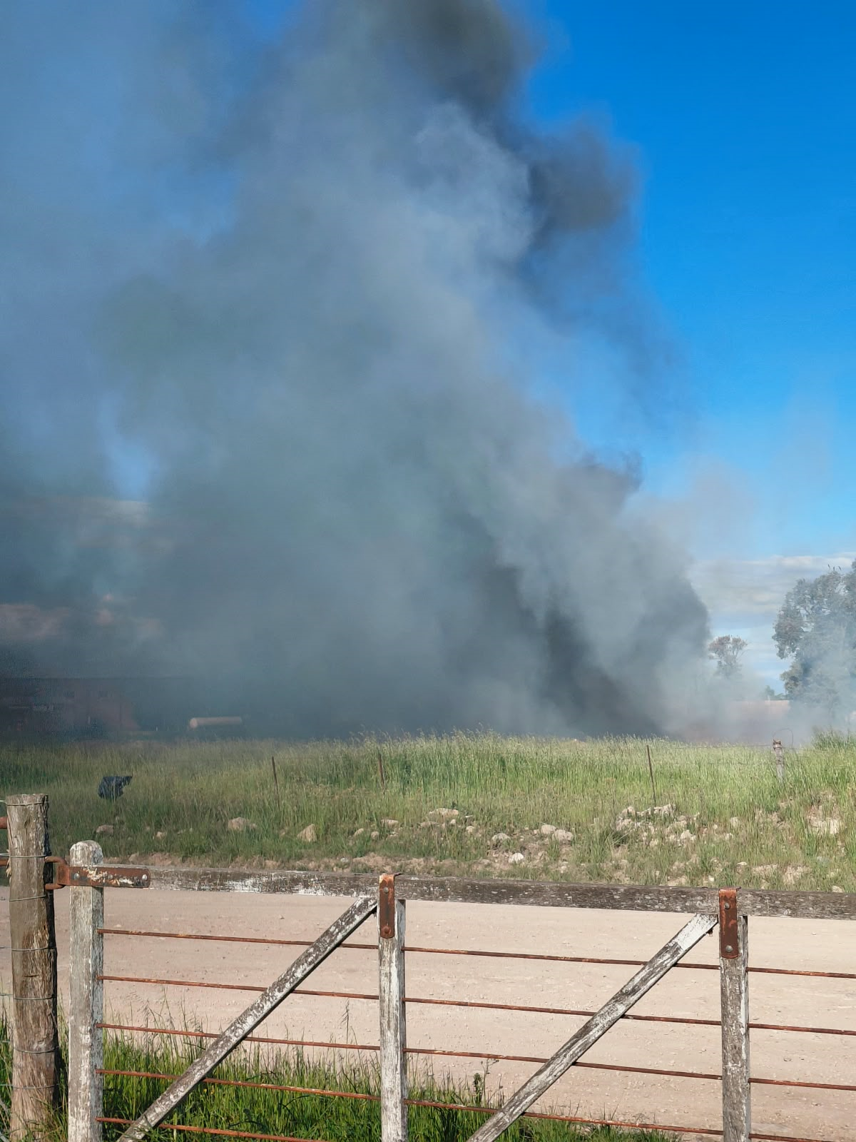 PAGO LIMIO, ENTRE EL HUMO Y EL ABANDONO: EL CAMINO DESTROZADO Y UNA PREGUNTA INCÓMODA PARA EL MUNICIPIO: ¿SE MIDE TODO CON LA MISMA VARA?
