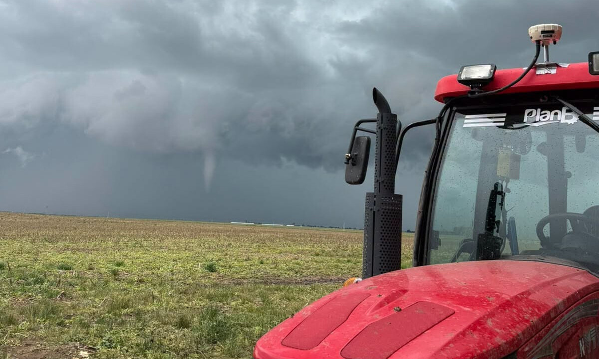 Registraron el inicio de un tornado en un campo cerca de la ruta 85