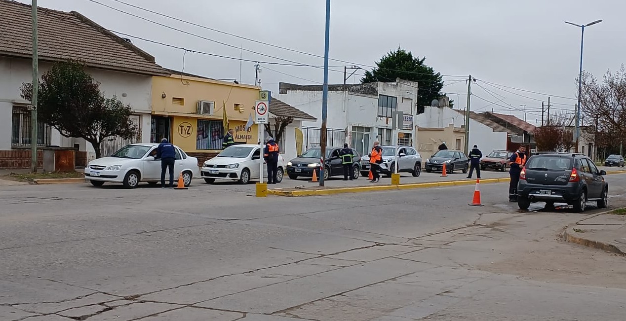 El municipio refuerza la educación vial en la calle, con charlas preventivas cara a cara con los vecinos