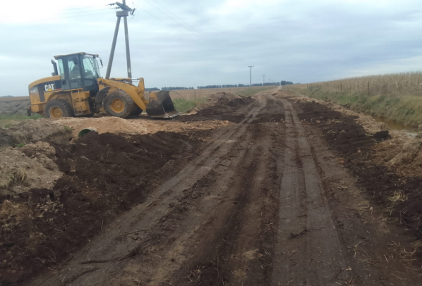 NECOCHEA: El EMSUR trabaja para mantener en condiciones los caminos rurales en un año de abundantes lluvias