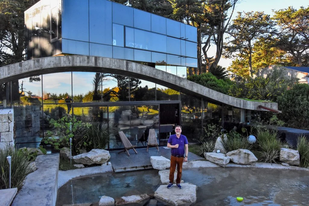 MAR DEL PLATA: Cruzó el océano, compró una casa que “flota en el bosque” y quiere vivir 20 años de diversión.