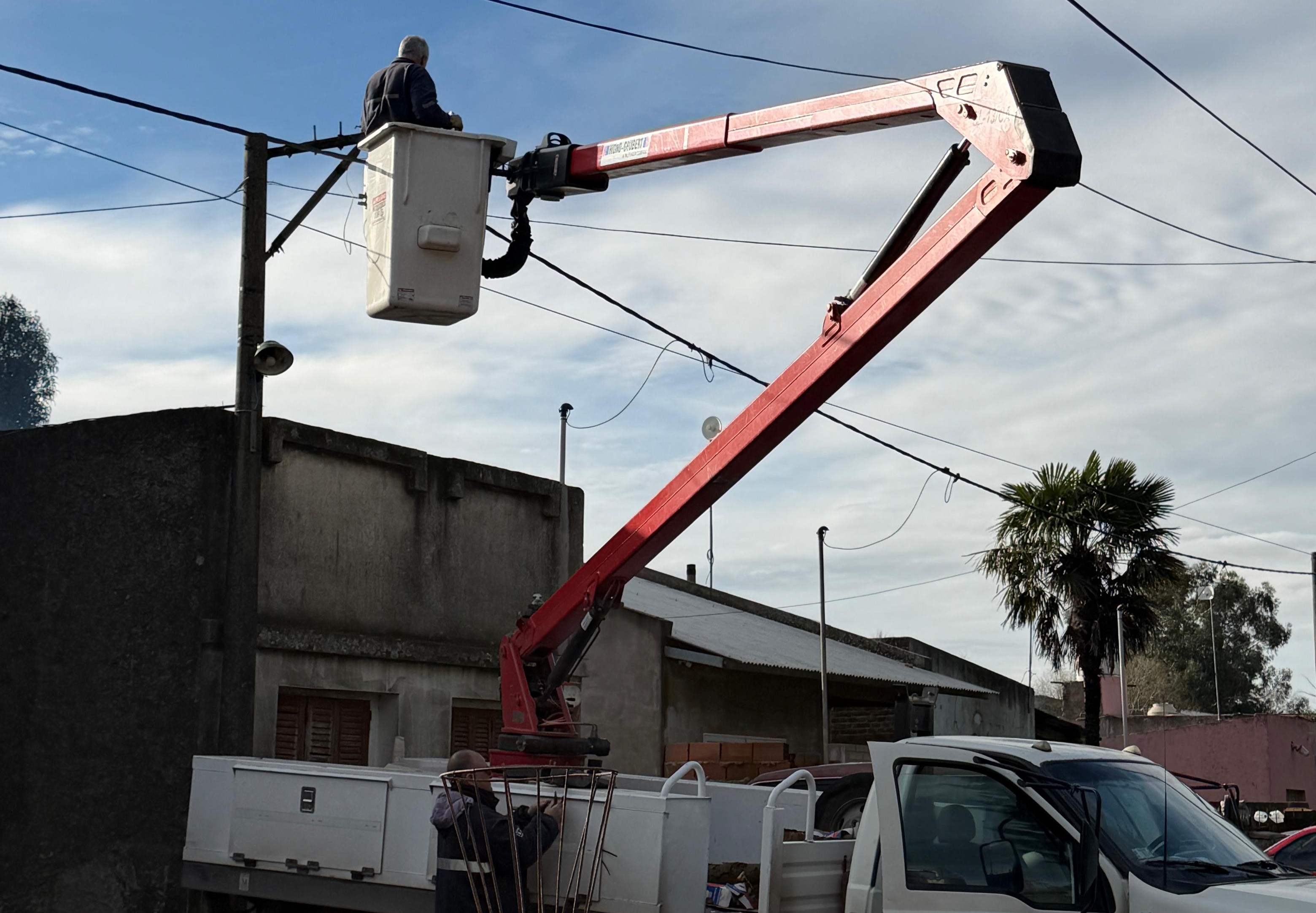 QUEQUÉN: La colocación de nuevas luminarias LED llega a distintos sectores.