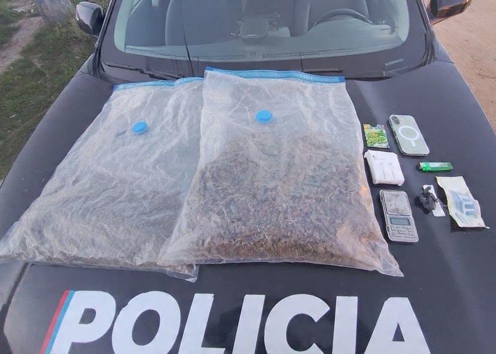 POLICIA.png SANTA FE- EFECTIVOS DEL CRE SANTAFESINO APREHENDIERON A UN SUJETO Y SECUESTRARON MÁS DE UN KILO DE CANNABIS SATIVA, TRAS UN PROCEDIMIENTO EN BARRIO LOYOLA NORTE