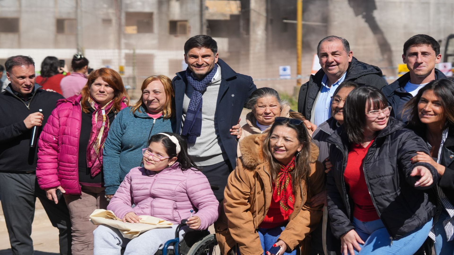 pu.jpeg Santa Fe-Pullaro supervisó la demolición de los últimos monoblocks con riesgo de derrumbe en barrio Acería y entregó 74 nuevas viviendas