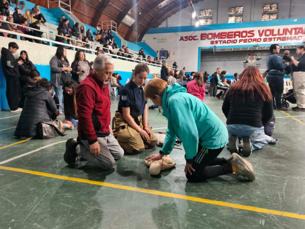 Más de 200 vecinos se capacitaron en RCP y manejo de DEA