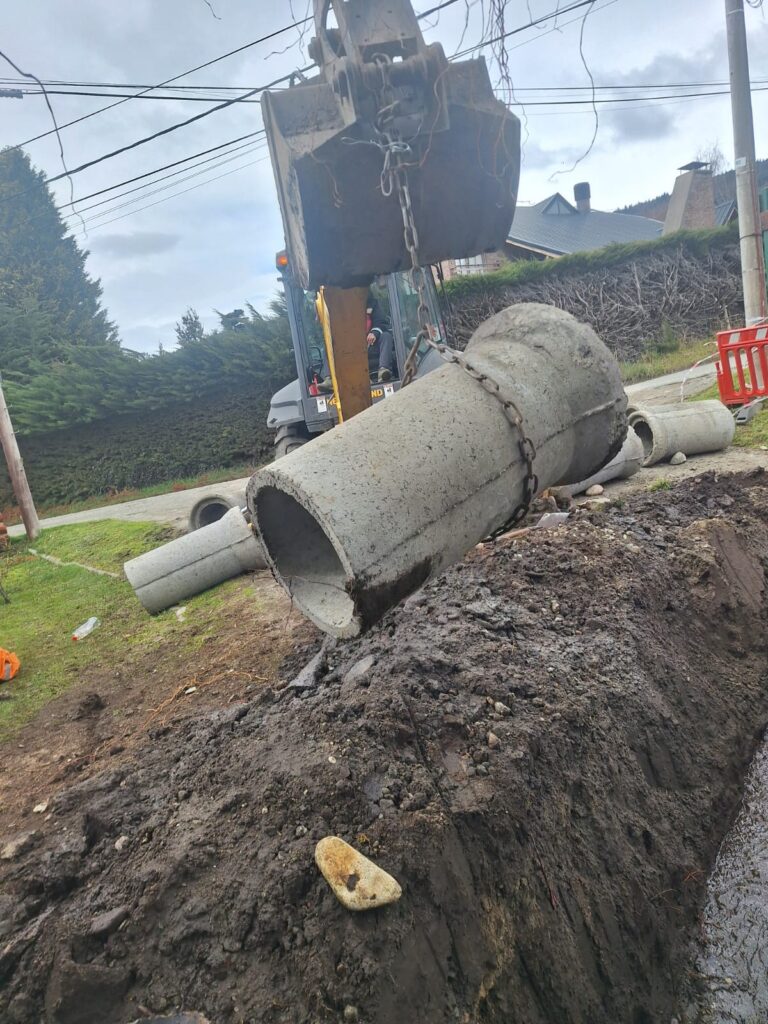 Cambiaron los pluviales en la intersección de Tronador y Lagos del Sur