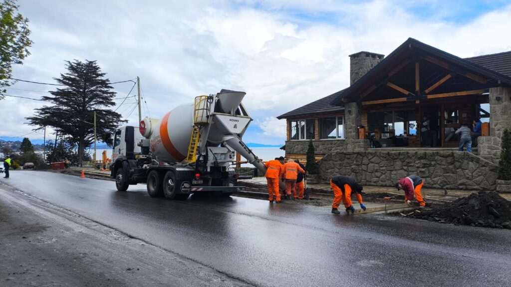 Comenzaron los trabajos para pavimentar las banquinas de la avenida Bustillo