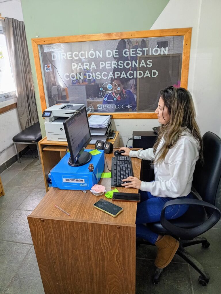 Caminos que conectan: la red de traslados municipales que acompaña a cien vecinos cada semana