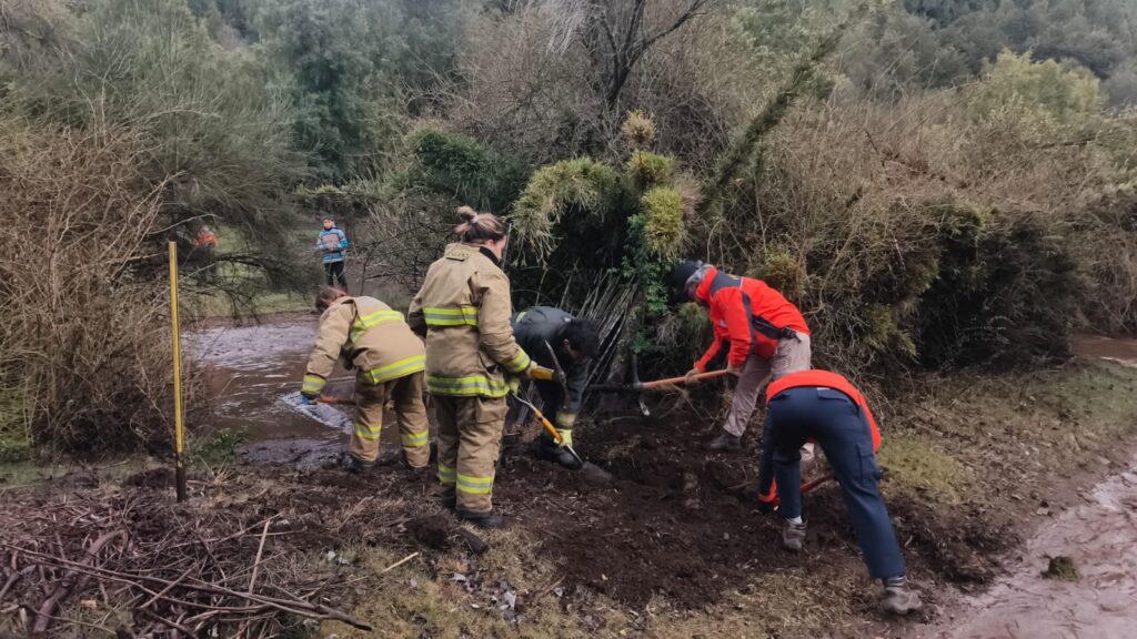 Temporal de lluvia causa desborde de arroyo y deslizamiento de piedras en la zona de Tambo Báez