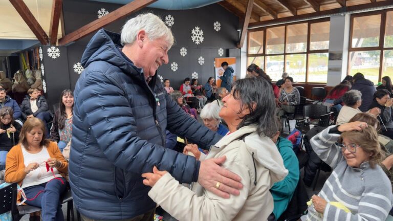 Entramando solidaridad y calor humano: el emotivo Tejetón impregnó de empatía el Puerto San Carlos junto al Intendente Walter Cortés