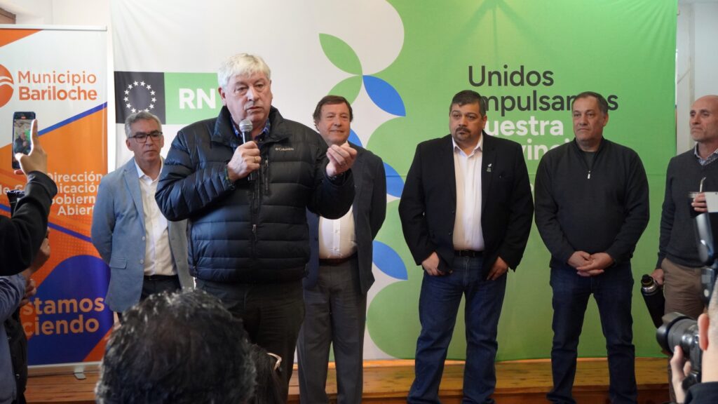 Cortés y Weretilneck encabezaron en el Centro Cívico un acto con inversiones en obras e instituciones para Bariloche