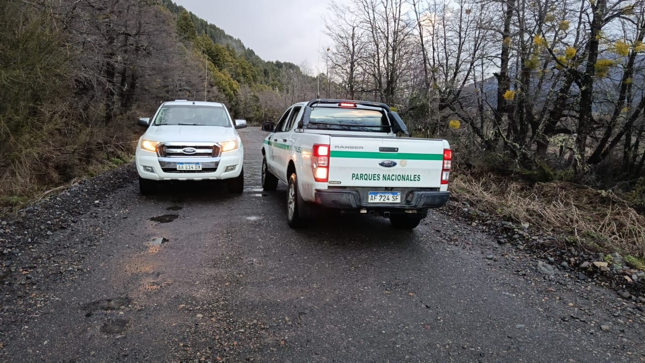 Se informa que entre el Centro de Informes de Mascardi y los Rápidos  (Ruta Provincial 81) se desbordó un arroyo. Circular con extrema precaución por máquinas trabajando.
