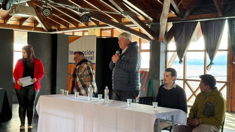 Walter Cortés encabezó la entrega de 130 certificados de formación en Puerto San Carlos