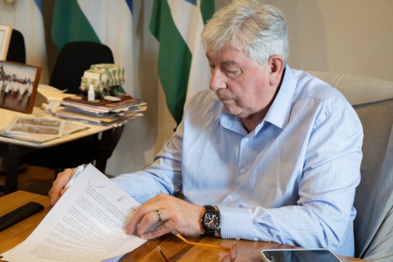 Cortés firmó un comodato con la Junta Vecinal Aldea del Este