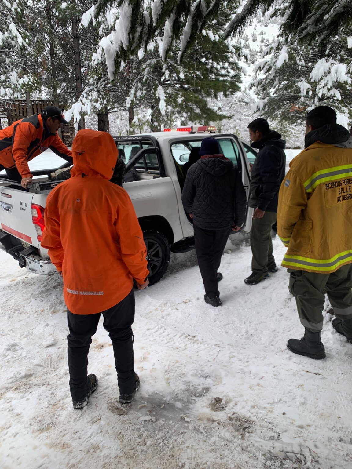 Operativo de rescate en Arroyo La Botella: Asistieron a una familia aislada por la nieve