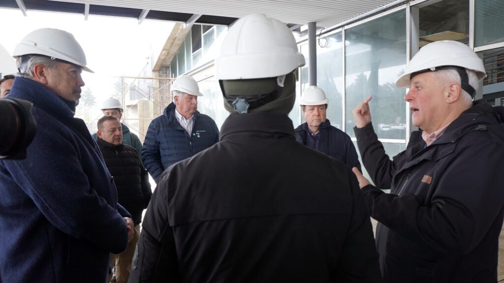 Cortés y Weretilneck recorrieron juntos la última etapa de la nueva terminal de ómnibus