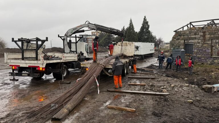 Ni la lluvia frena el proyecto: llegaron 8 mil kilos de hierro para el Natatorio Municipal