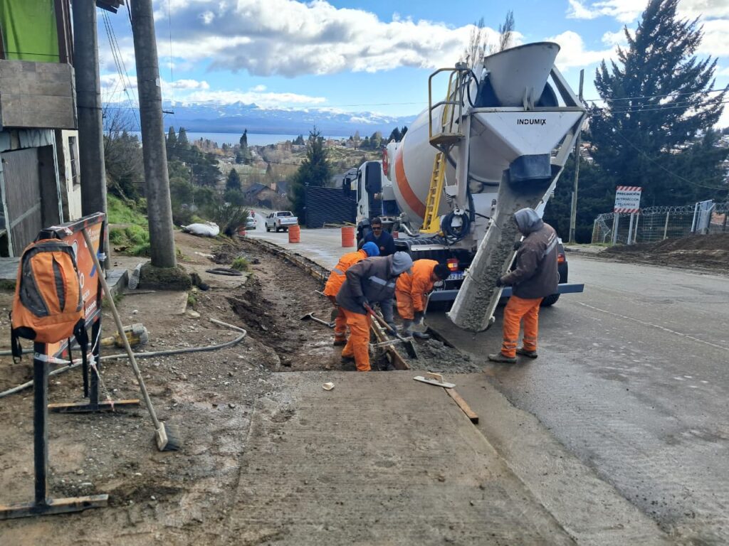 Continúan los trabajos de vereda y cordón en Pasaje Gutiérrez