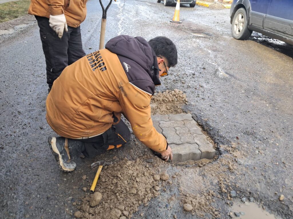 La Delegación Cerro Catedral realizó tareas de reparación sobre la Ruta 82