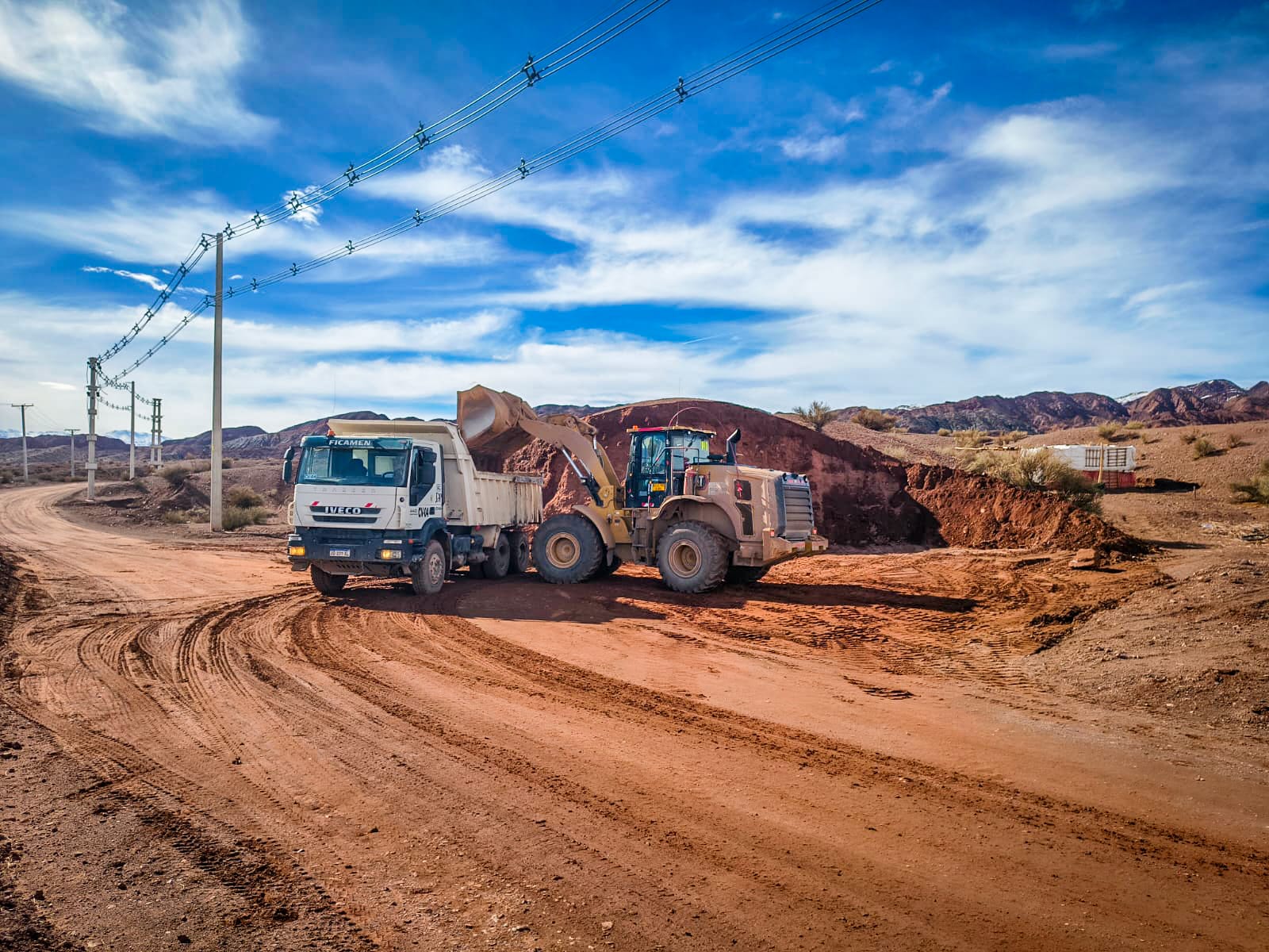 Los Azules asiste a Calingasta con trabajos de reparación vial tras el temporal