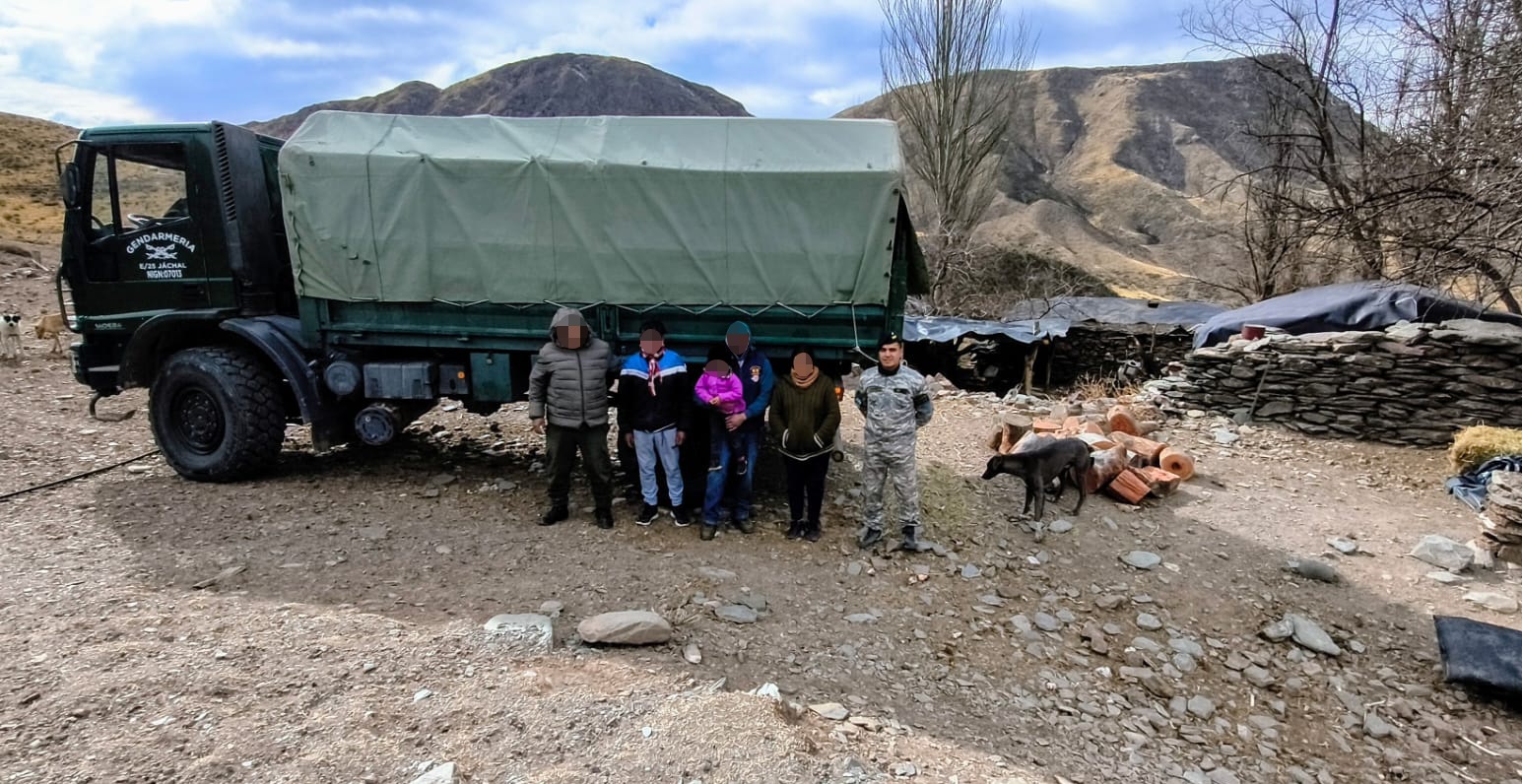 Gendarmería rescató a seis personas aisladas por la intensa nevada de la región