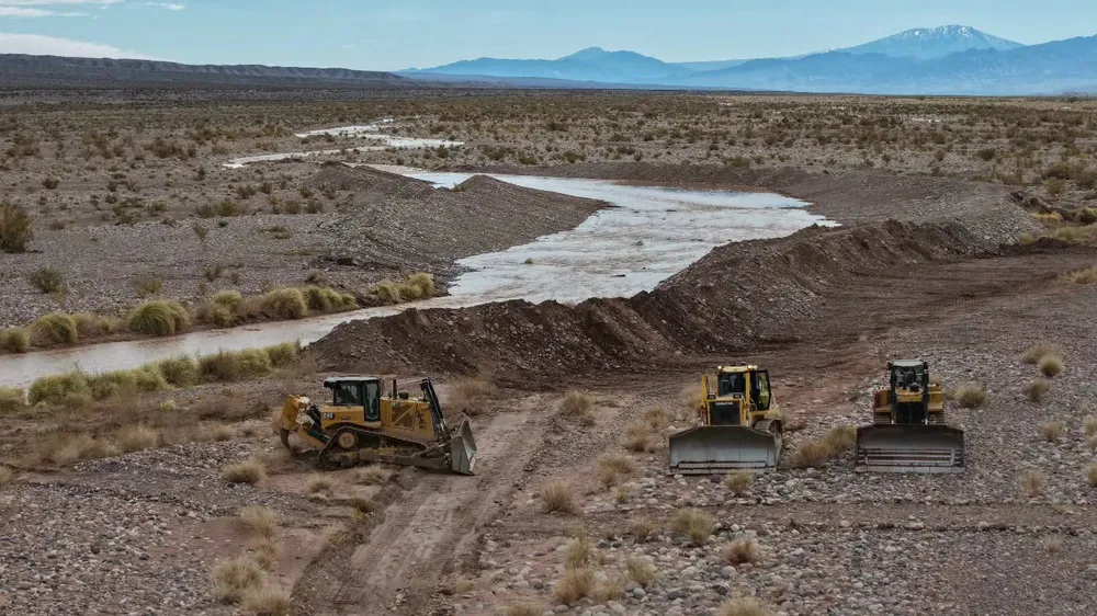 En Calingasta avanza la obra de refuerzo en el Río Los Patos y supervisan los trabajos