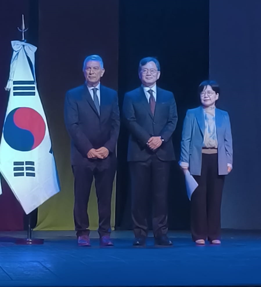 El intendente de La Plata, Julio Alak, durante el encuentro institucional con el embajador de la República de Corea en Argentina, Lee Chong Hwa, y la directora del Centro Cultural Coreano, Misuk Kim, en el marco del fortalecimiento de los vínculos culturales entre ambos países.
