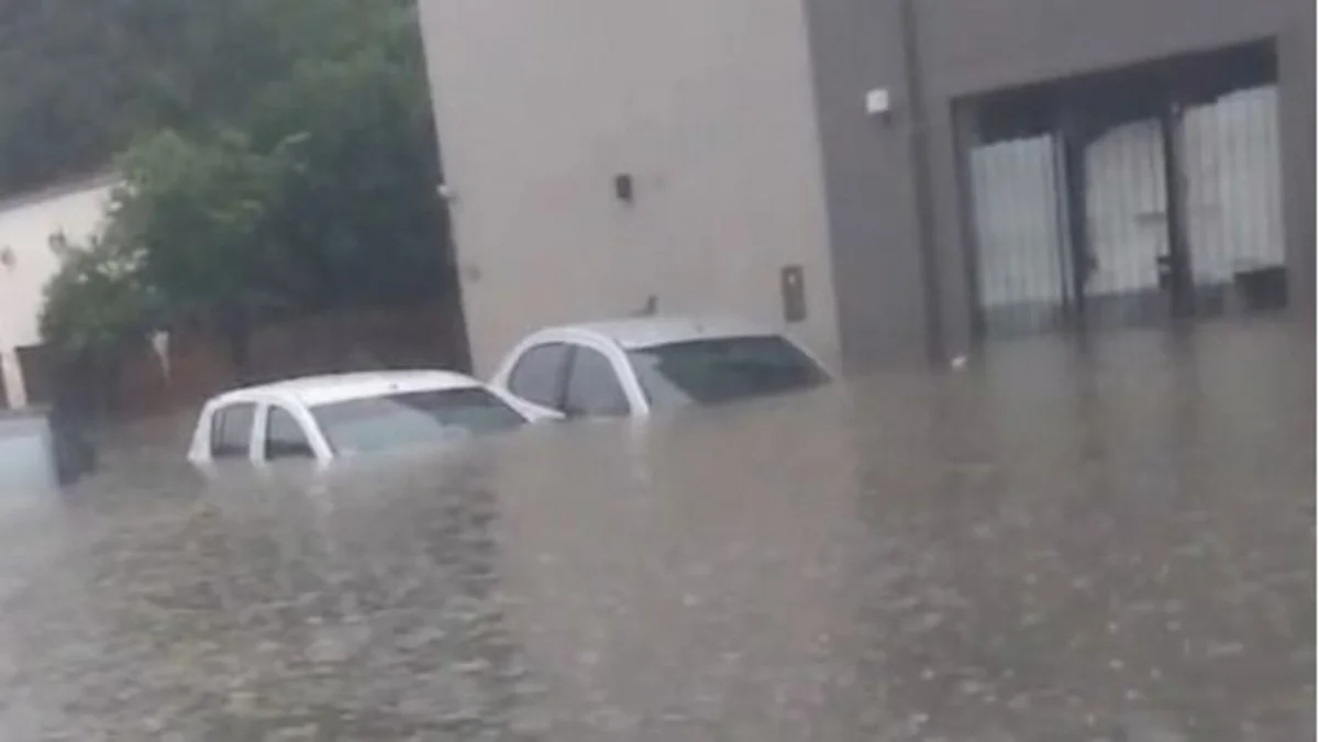 AUTOS BAJO AUGUA.webp Preocupación de los vecinos por las posibles inundaciones en la calle 25 de mayo entre España y Jujuy