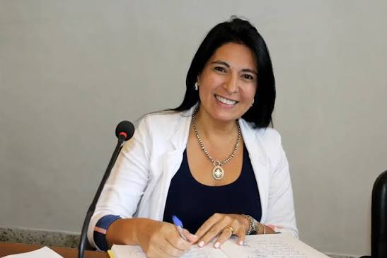 Ana Miño (mtra ).jpg «No vamos a sacar una resolución que prohíba el uso del celular»