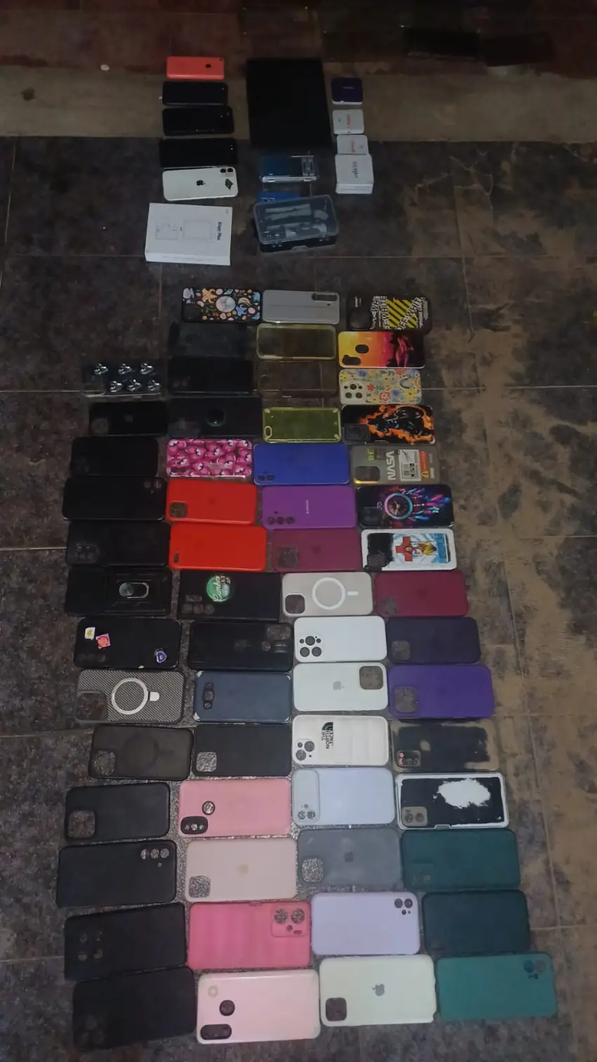 CELU.webp Corrientes: allanaron una casa donde hacía de base una banda que robaba celulares de alta gama