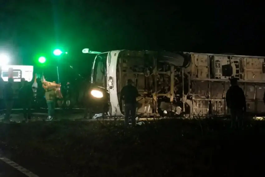 COLECTIVO VOLCADO.webp Ya son dos los muertos por el vuelco trágico sobre ruta 14